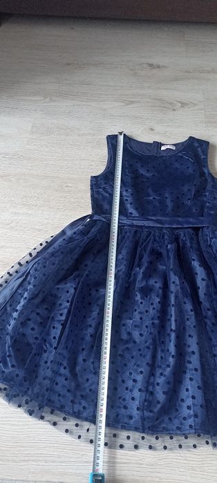 Sprzedam dwie sukienki i bluzke biala 152