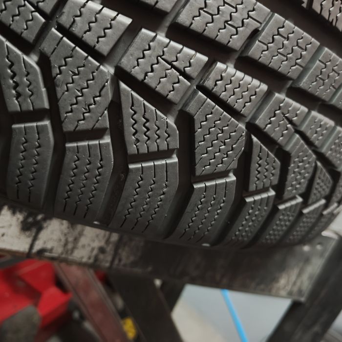 205/55/17 XL Sprzedam parę opon zimowych Hankook