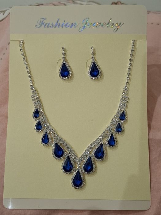Conjunto colar e brincos gota azul em brilhantes
Novos