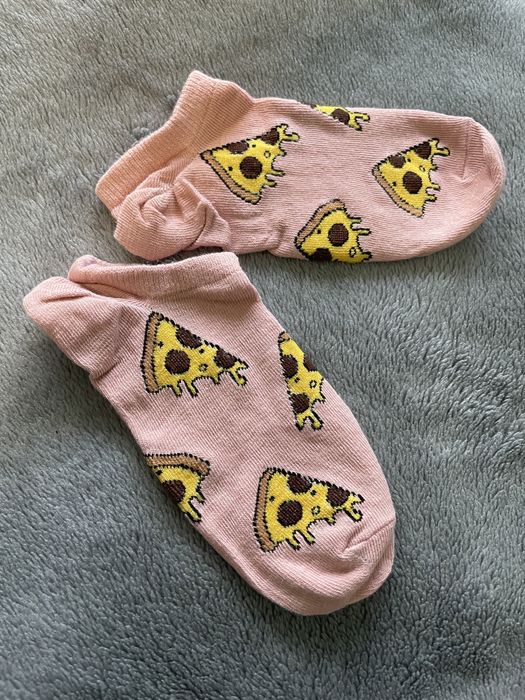 Różowe skarpetki w pizzę