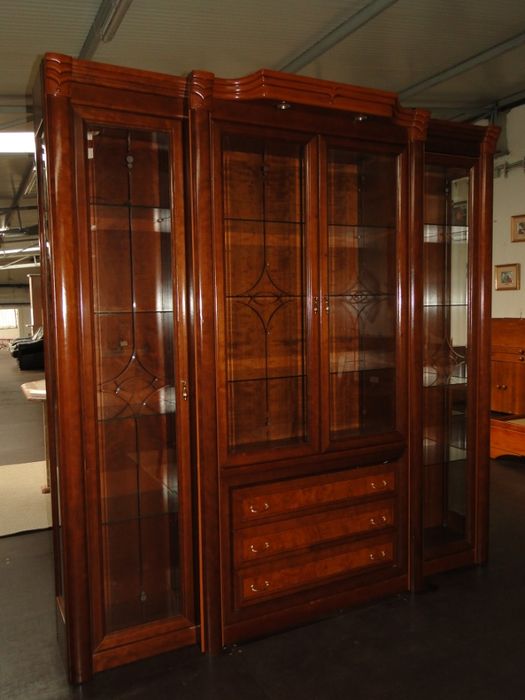 Móvel de sala / cristaleira em madeira com gavetas e prateleiras em vi