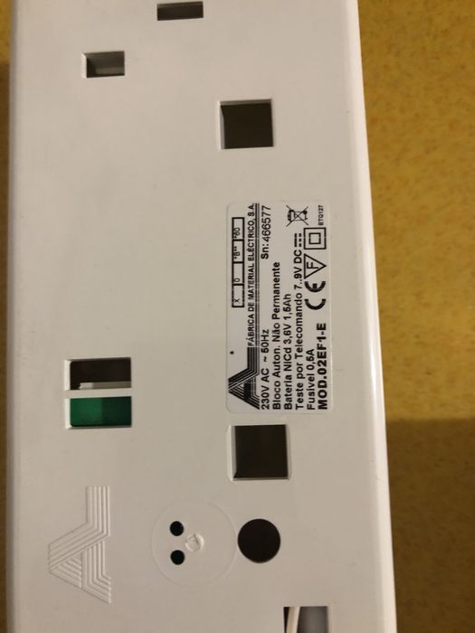 3 luzes de emergencia