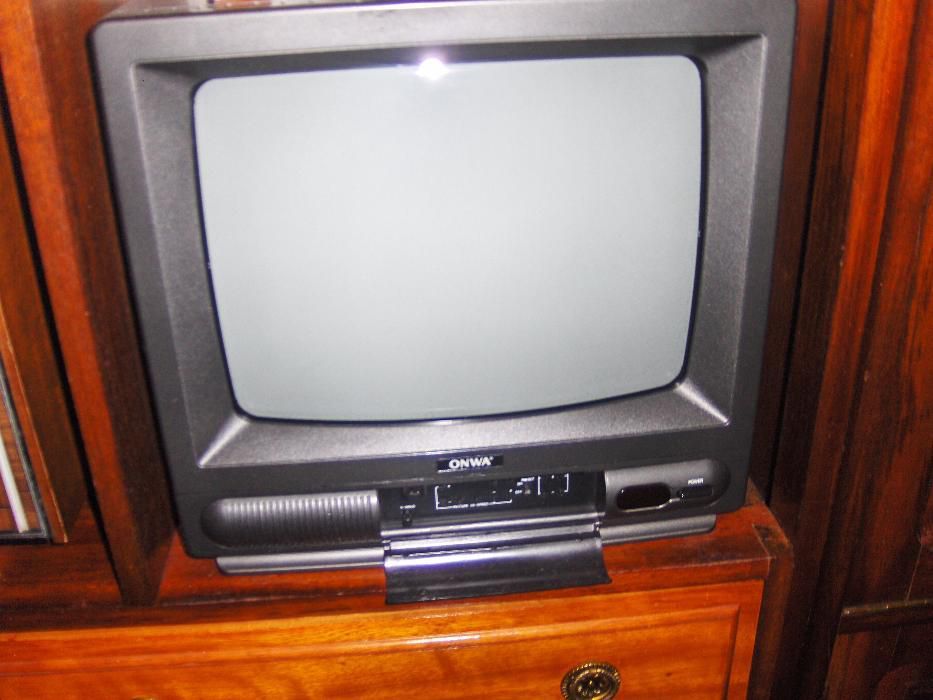 TELEVISÃO PEQUENA a cores, de cor preta, com comando
