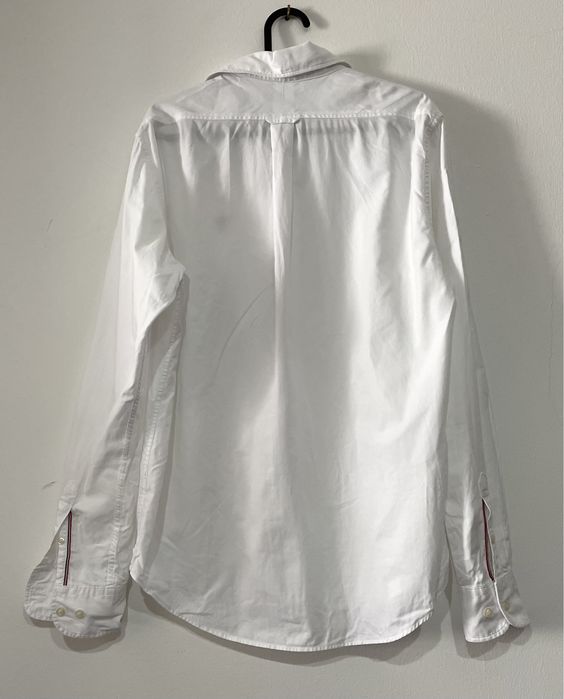 Camisa branca com detalhes vermelhos (El Ganso, tamanho S)