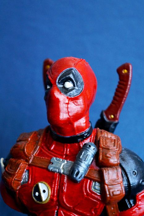 busto deadpool pintado a mao