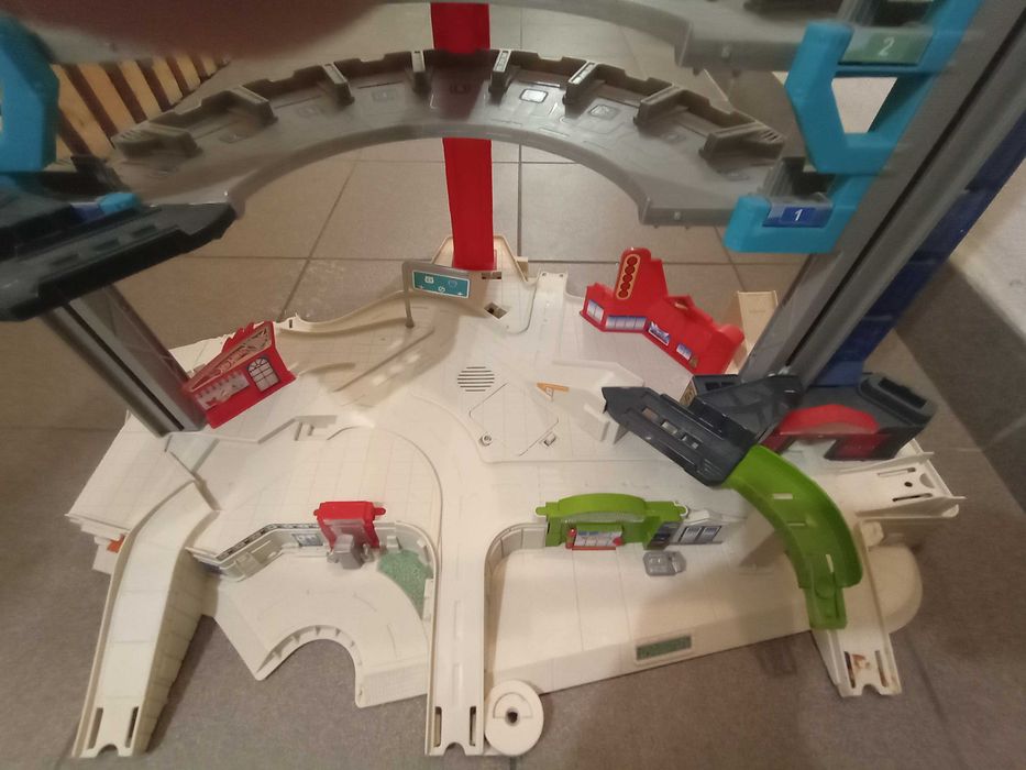 Mega parking HOT WHEELS