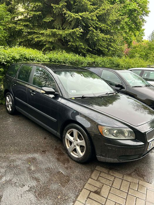 Felgi z oponami letnimi.