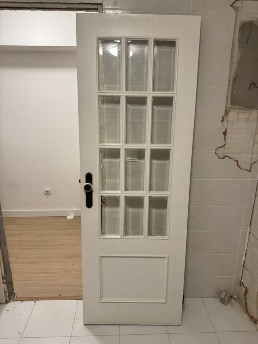 2 portas brancas em madeira