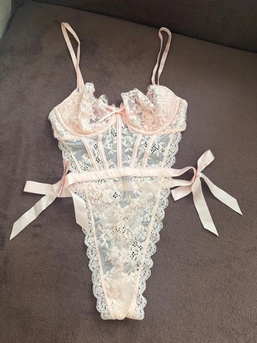 Body nieusztywniane koronkowe Wicked marki Victoria Secret w kolorze pudrowego różu S