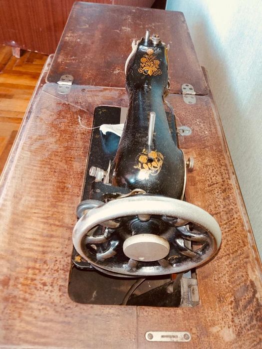 Продаю швейную машину