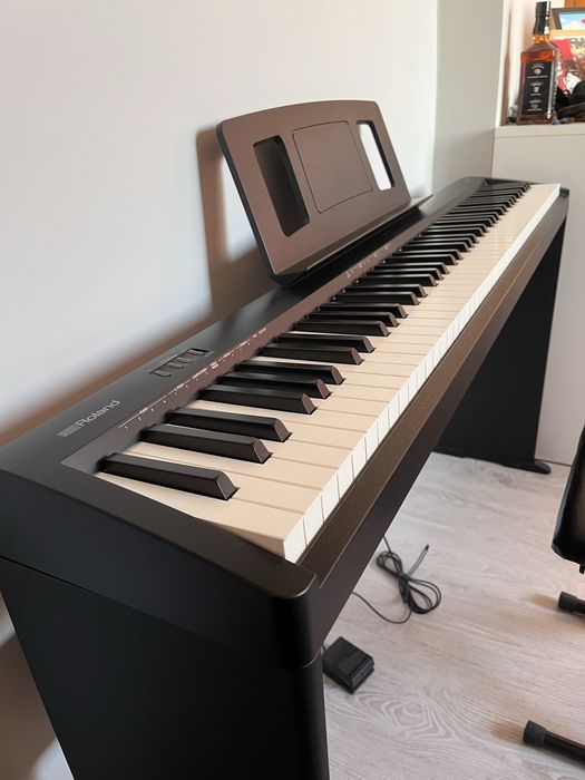 Roland FP10 + Stelaż drewniany + Krzesełko + Pedał