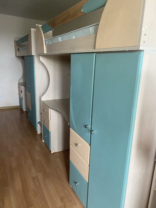 Кровать детская,стол,шкаф.