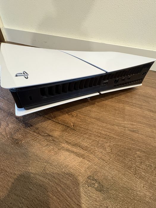 konsola ps5 z padami
