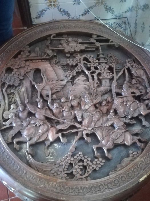 Mesa de sala com 4 bancos madeira trabalhada