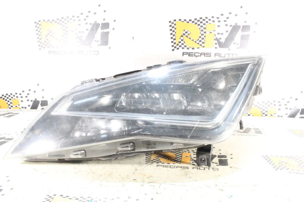 Ótica / farol esquerda SEAT Leon (5F1)