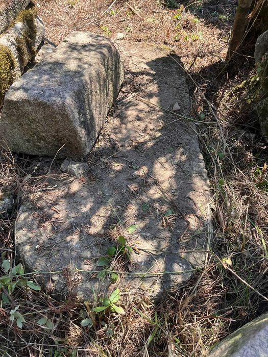 Espigueiro e Pedra Antiga