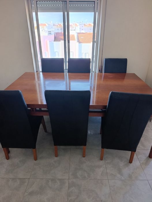 Mesa com 6 cadeiras de couro e aparador