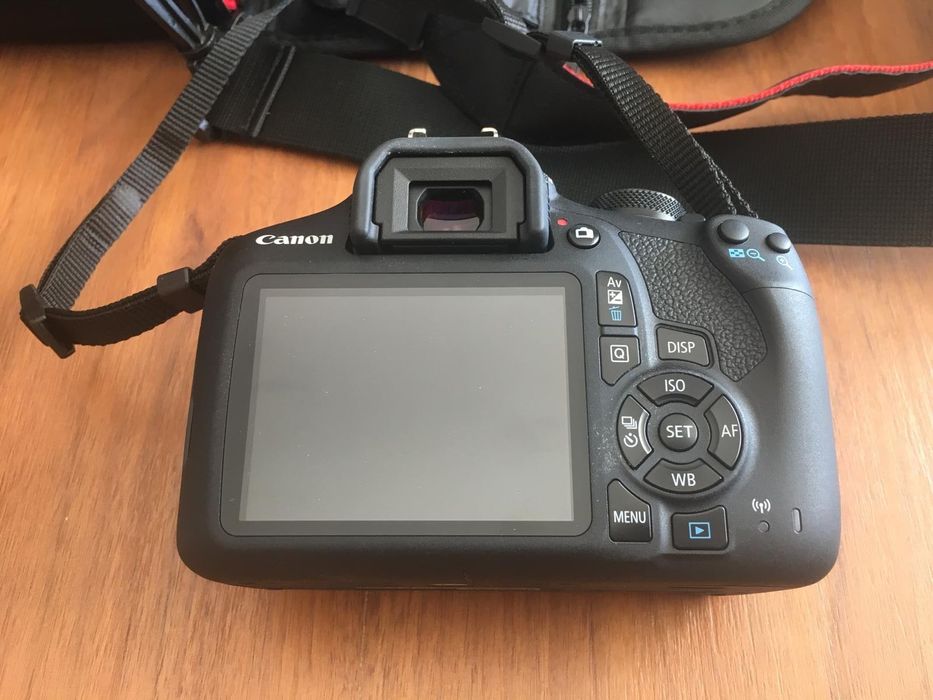 Kit Máquina Fotográfica CANON EOS 2000D