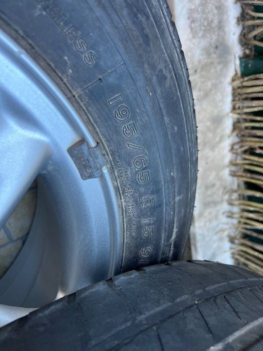 Jantes 15” com pneus 195/65R15 (4 furos)