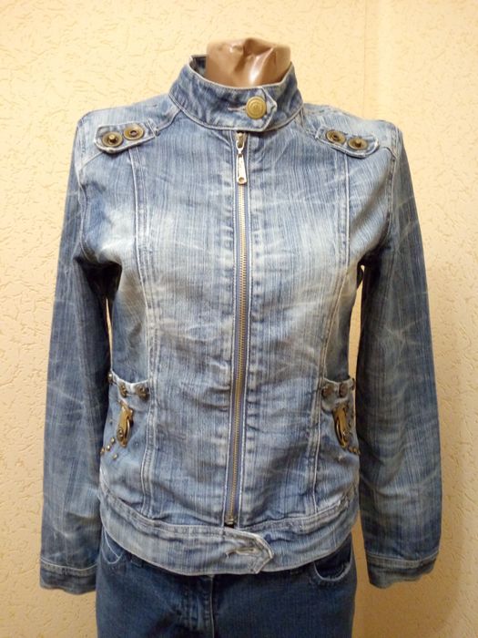 Джинсовая куртка женская. Размер L.