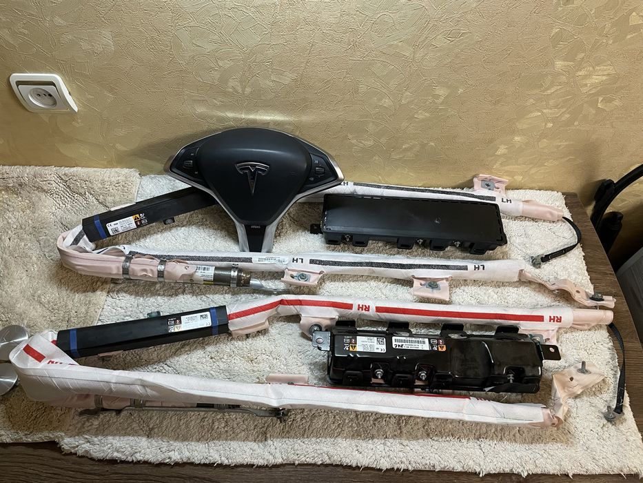 Руль,гітара,подушки салону з патронами,шлейф, Tesla model S 85D,315л/с