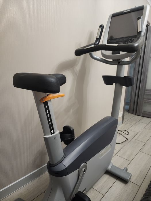 Велотренажер вертікальний професійний Precor