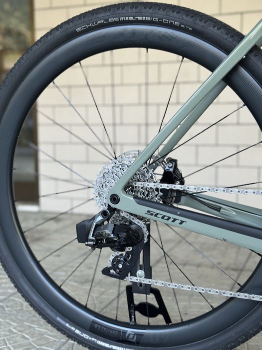 Bicicleta Gravel Scott Addict com rodas carbono