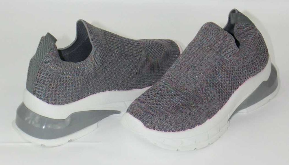 Sportowe buty skarpetka sneakersy połyskująca nitka czekają na Ciebie