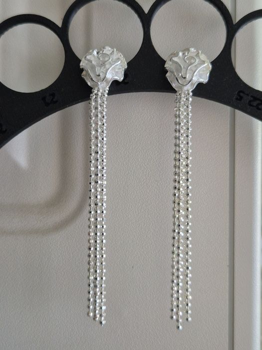 Brincos Compridos Prateados com Rosa

Novos, nunca usados
Tamanho 75cm