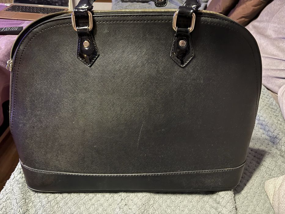 Czarna torebka kuferek