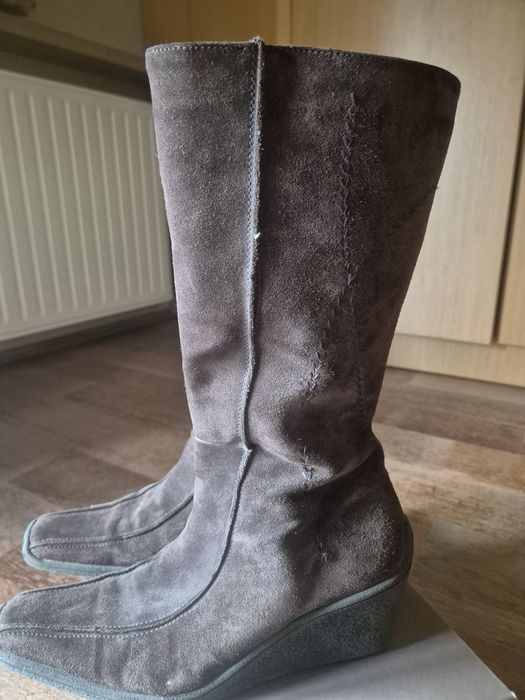 Kozaki do połowy łydki na koturnie zamsz brąz