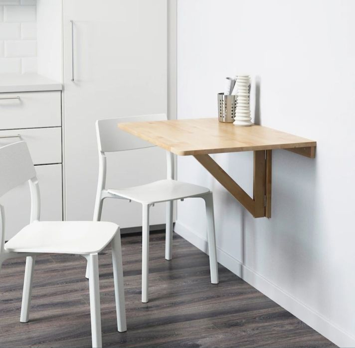 Banco alto c/encosto, dobrável, branco com mesa dobrável de parede.