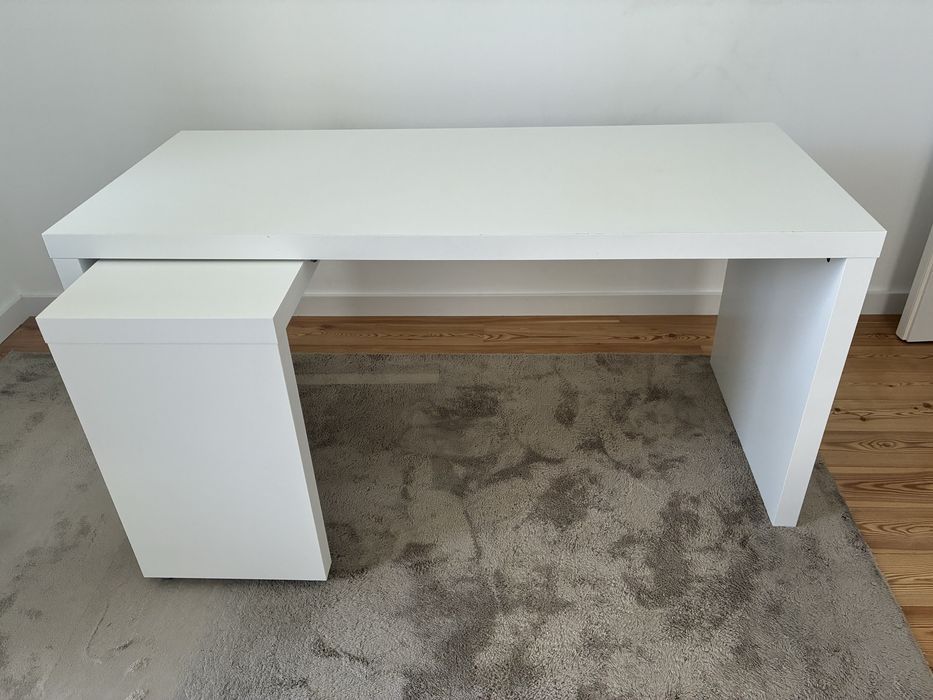 Secretária IKEA MALM branca 151x65 cm – Praticamente nova