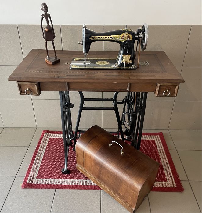 Máquina de costura antiga restaurada