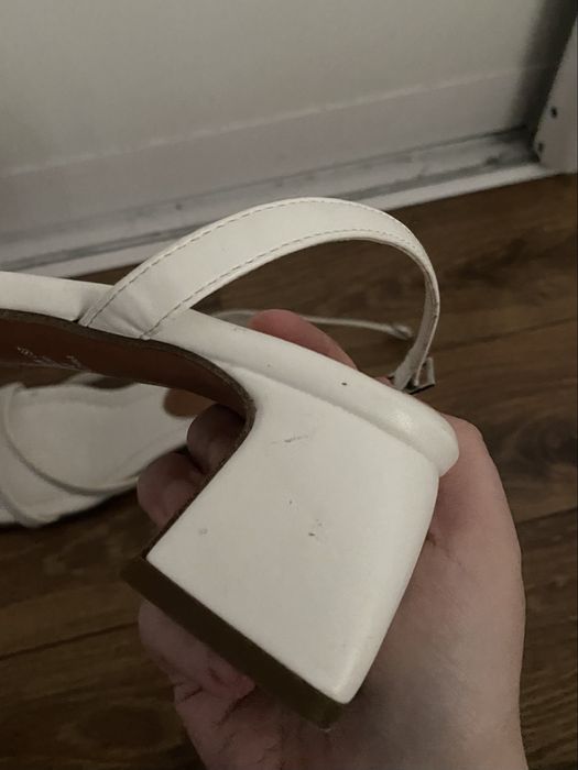 Białe sandałki na słupku 38