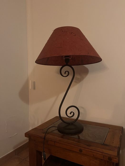 Candeeiro com base em ferro forjado em espiral