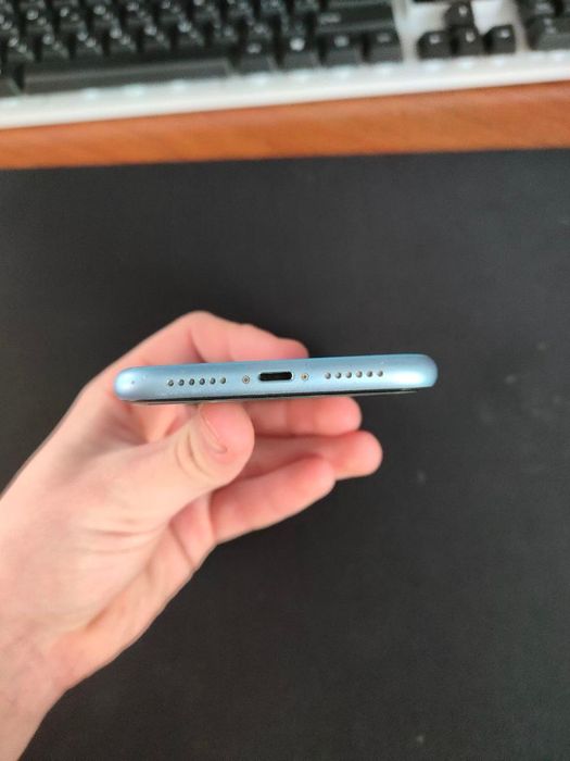 iPhone XR на 64 ГБ памʼяті.