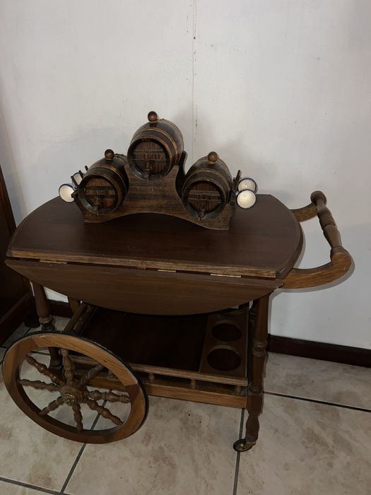 Carrinho bar vintage em madeira com mini barris decorativos