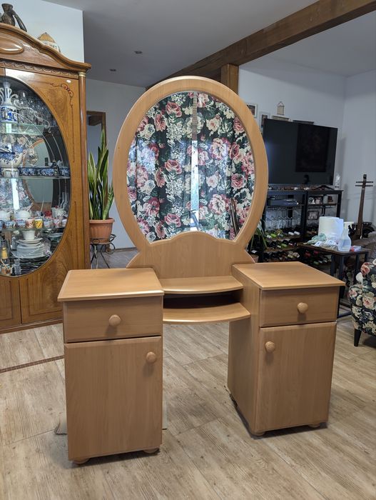 Toaletka z duzym lustrem, wymiary wys/szer/gł 160x117x38