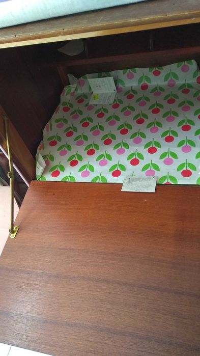 Roupeiro com espelho.