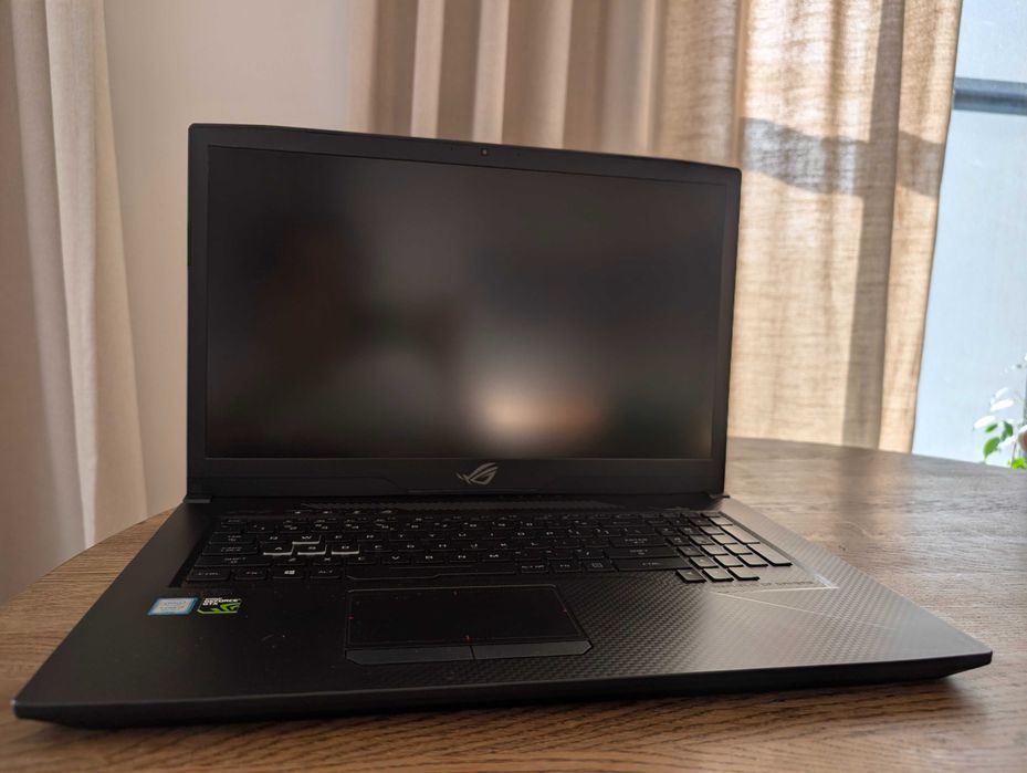 ASUS ROG Strix GL703GM – 24 GB RAM / SSD 512 GB + SSHD 1 TB / Ubuntu
