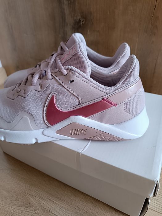 Sprzedam damskie sportowe buty Nike Legend essential 2 w roz 37,5.Jak nowe.