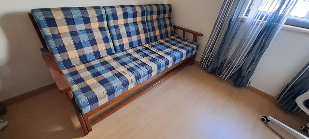 Sofá-Cama em madeira maciça de três lugares