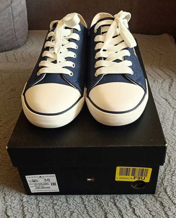 Nowe oryginalne trampki firmy Tommy Hilfiger