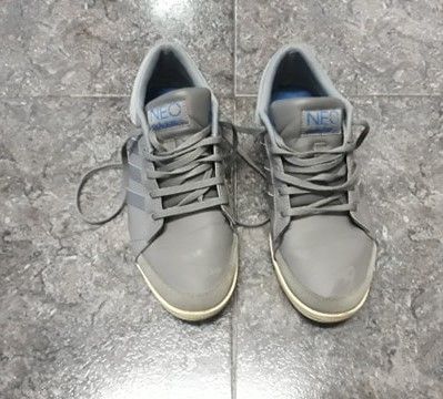 Sapatilhas cinzentas da Adidas