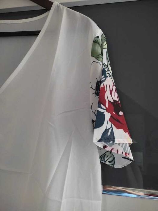 Biała sukienka z motywem kwiatowym