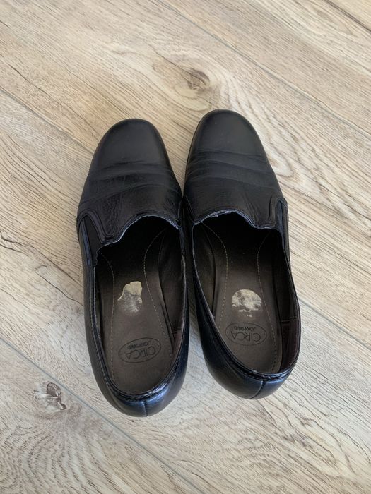 Czarne skórzane buty na koturnie wsuwane rozmiar 37 Circa