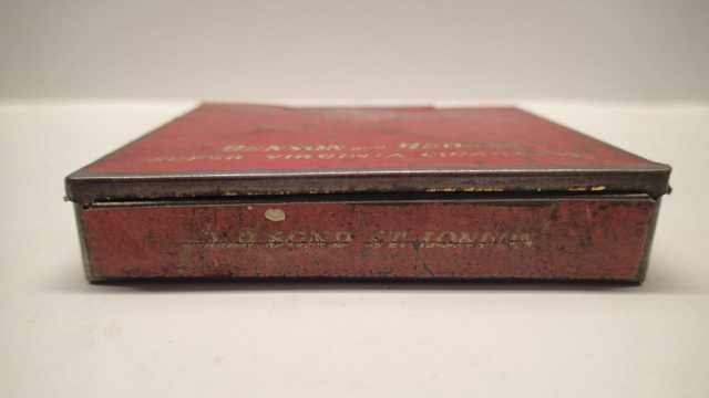 Caixas antigas de cigarros em chapa