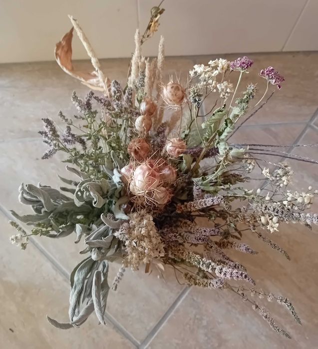 Ramos de flores secas em vaso decorativo