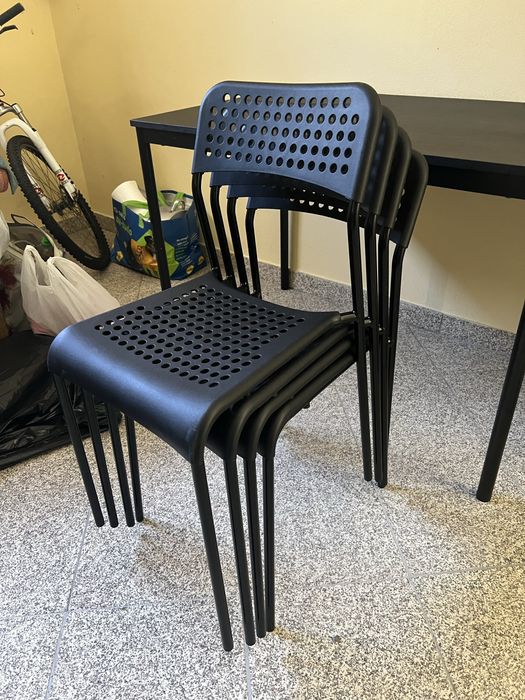 Mesa para 4 pessoas e cadeiras